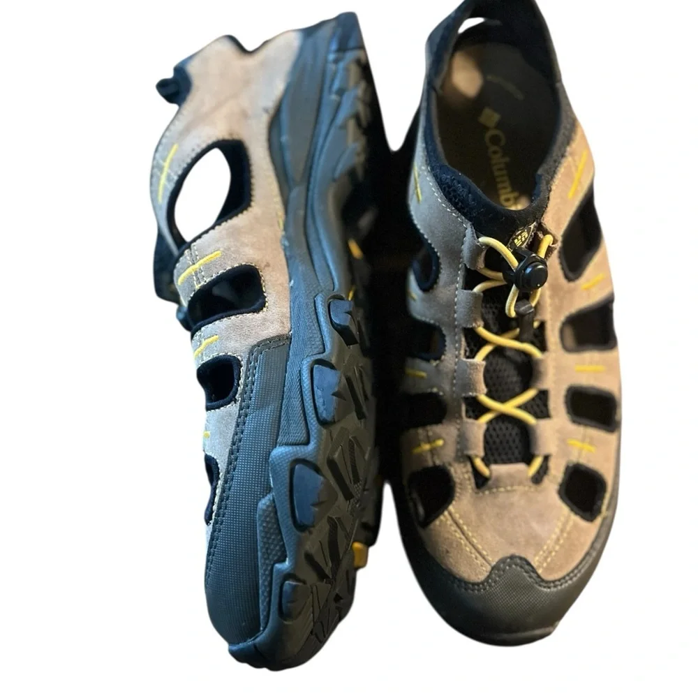 Columbia closed toe athletic athleisure shoes